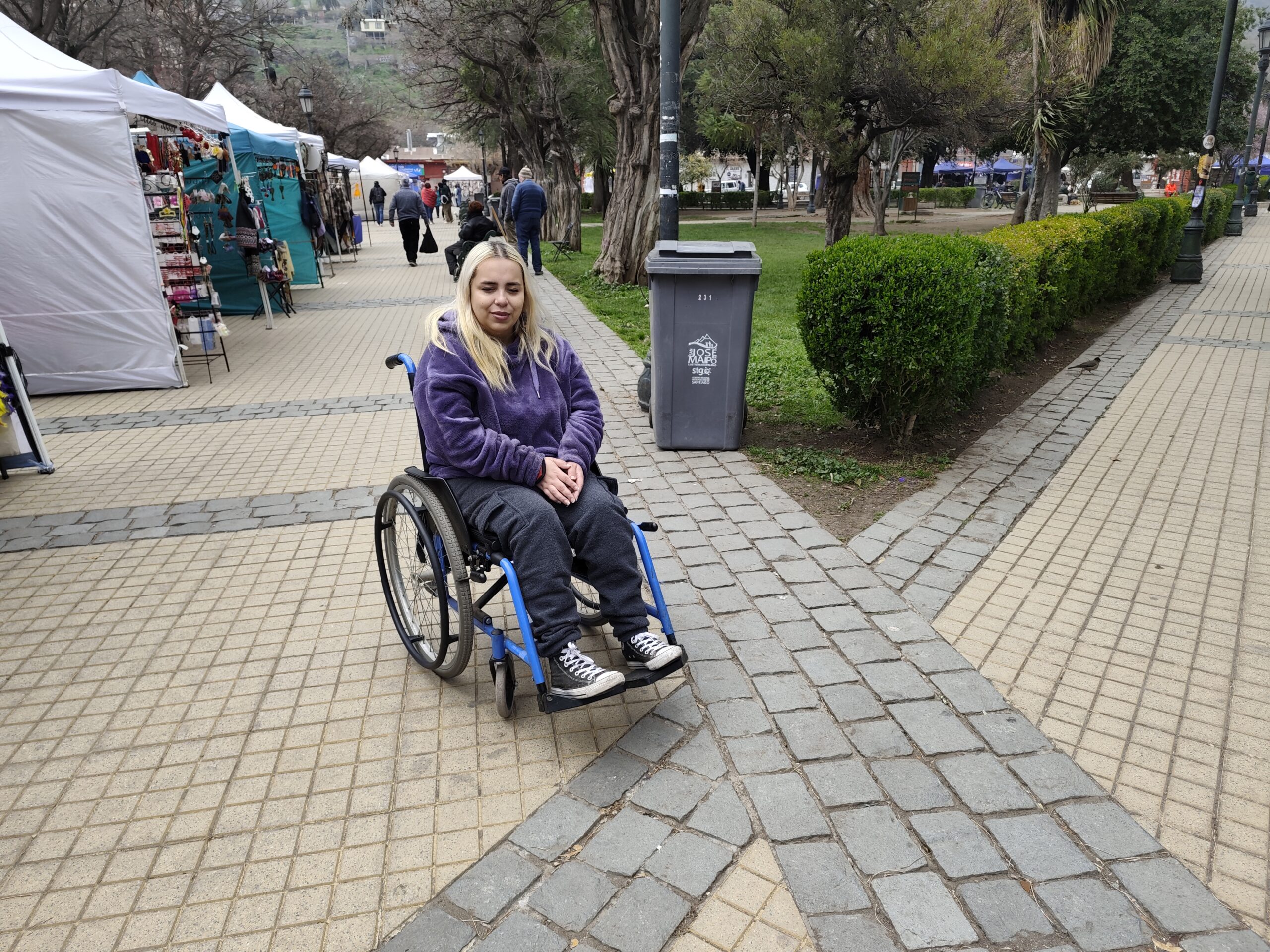 Diana Pérez, vecina con movilidad reducida, advierte la falta de accesibilidad en el Cajón del Maipo.(foto 20250830)