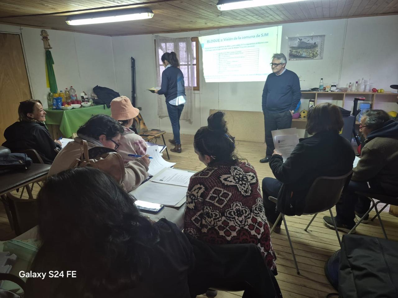 Dirigentes sociales, vecinos y emprendedores de El Volcán participaron activamente en este taller.